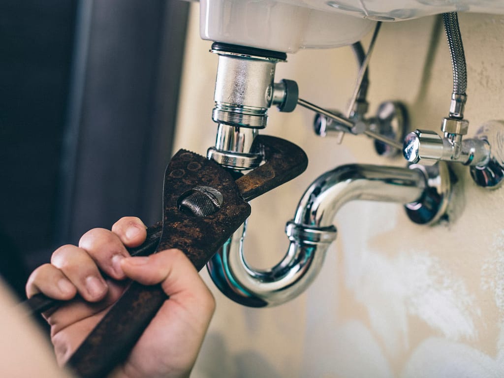 Plumberly plumber fixing drainage pipes 1